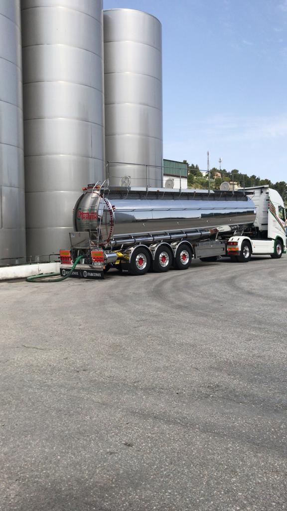 camion repostando cisternas