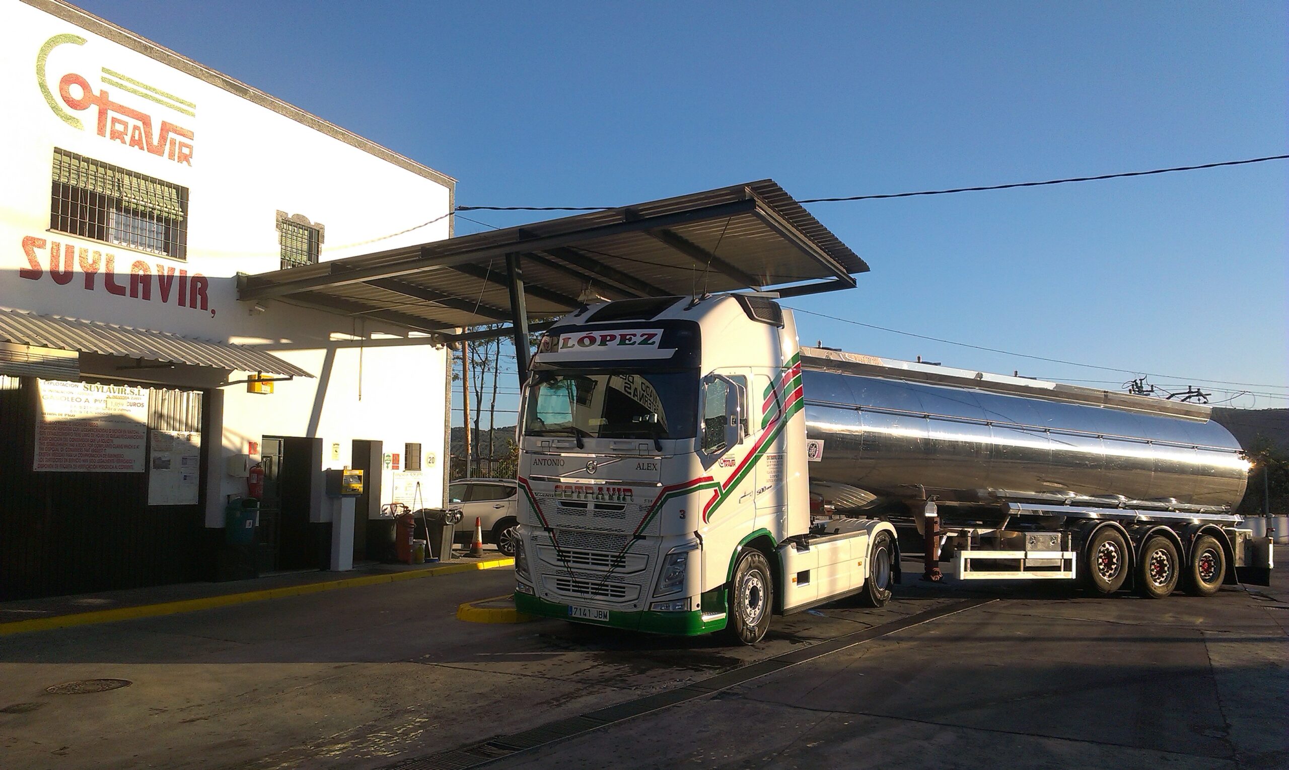 camion y fachada
