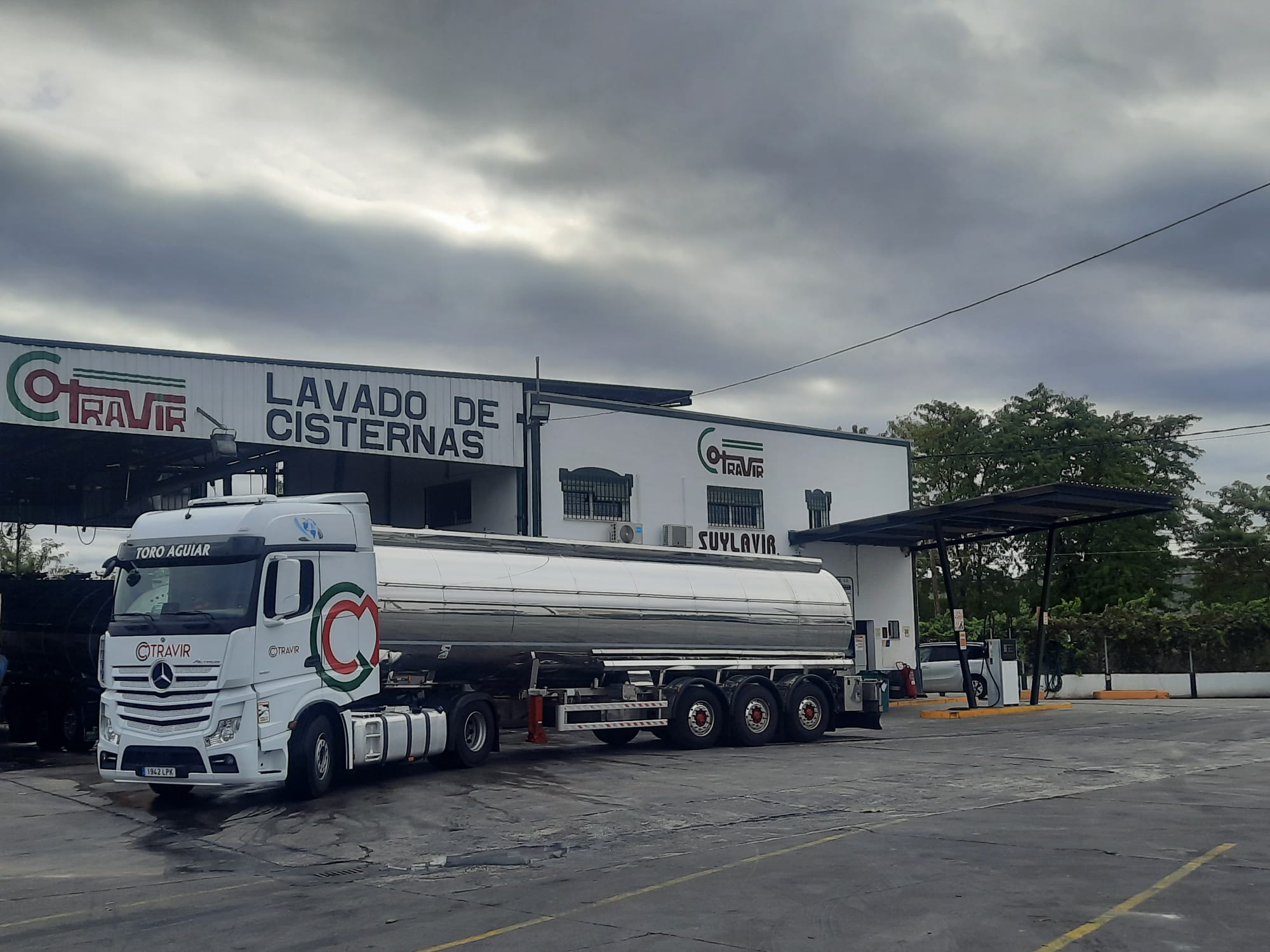 fachada camion dia nublado